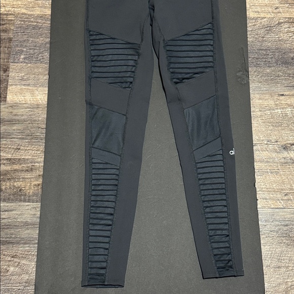 Alo Yoga High-Waist Moto Legging
W5494R Size S - Picture 13 of 14